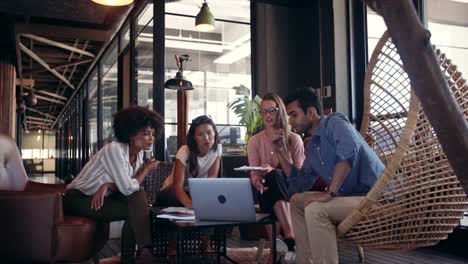 Kreative-Business-Team-mit-Laptop-während-der-Sitzung