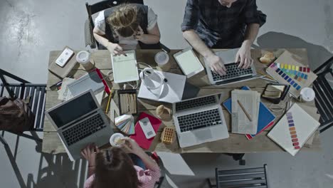 Designer-arbeiten-zusammen-am-Bürotisch