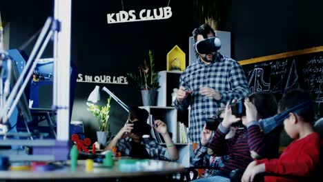 Kinder-mit-Lehrer-Erkundung-VR-Technologie