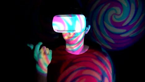 Young-man-with-virtual-reality-headset,-inviting-to-come