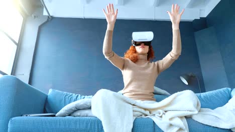 Rothaarige-Frau-mit-virtual-Reality-Brille