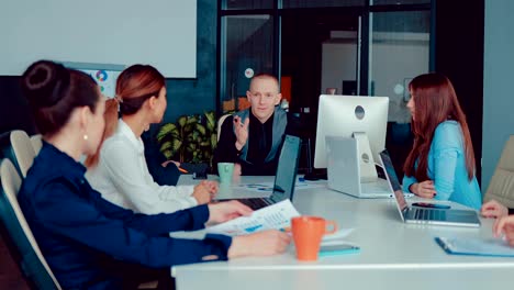 Direktor-im-Büro-an-den-Tischen-mit-Kollegen