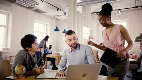 Cámara-sigue-feliz-líder-mujer-negro-entrar-a-oficina,-hablar-con-colegas.-Colegas-multiétnicas-en-moderno-coworking-4K