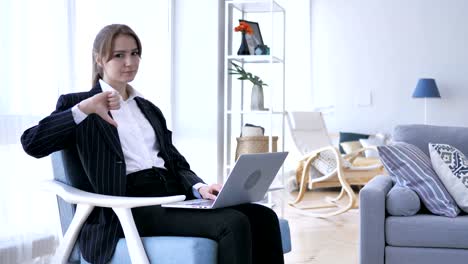 Daumen-runter-von-jungen-Frau-bei-der-Arbeit,-Blick-in-die-Kamera