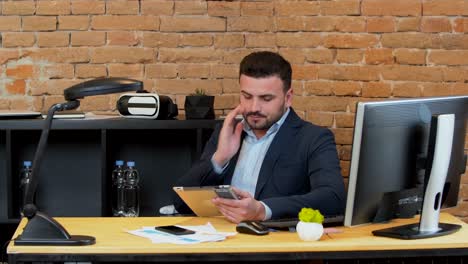 Nahaufnahme-eines-erfolgreichen-jungen-Mannes-Scrollen-seinen-Tablet-Computer-im-Büro.