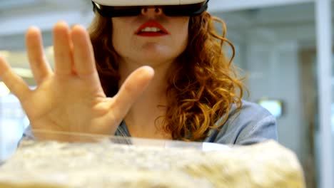 Businesswoman-using-virtual-reality-headset-4k