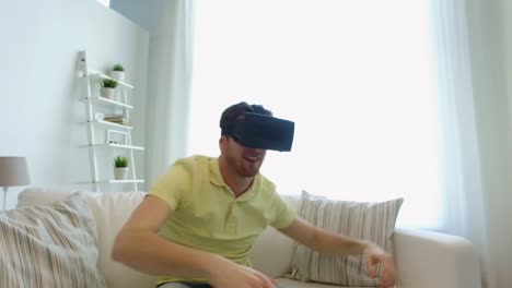 Mann-in-virtual-Reality-Kopfhörer-spielen