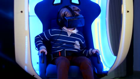 Niño-experimenta-sentado-en-silla-móvil-interactiva-de-realidad-virtual