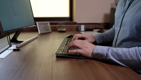 Bedeutende-Mann-die-Hände-in-ein-blaues-Hemd,-das-Tippen-auf-der-Tastatur.-Schreiben-ein-Dokument-in-Dokument-Editor-Office-Software.-Holztisch.-Motorisierte-Regler-Footage-video.