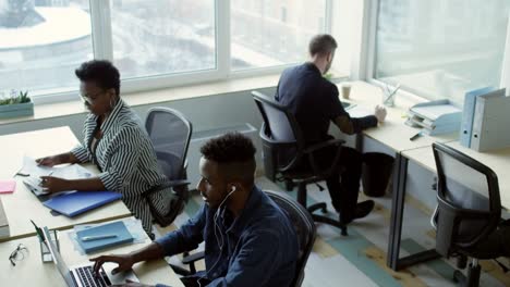 Diverse-Mitarbeiter-in-komfortablen-Büro