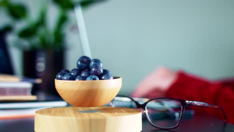 4K-Levitation-Gerät-mit-Heidelbeeren-in-Corporate-Office