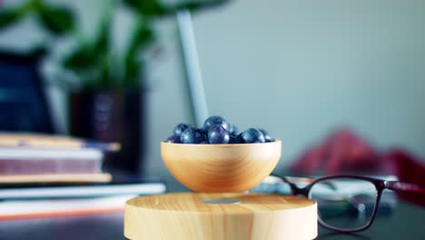 4K-Levitation-Gerät-mit-Heidelbeeren-in-Corporate-Office