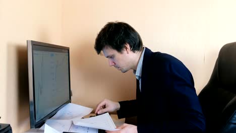 Confused-man-working-at-the-computer.