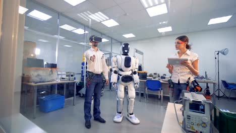 Una-persona-con-gafas-VR-pruebas-de-un-robot.