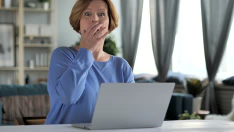 Amazed,-Surprised-Old-Senior-Woman-Wondering-at-Work