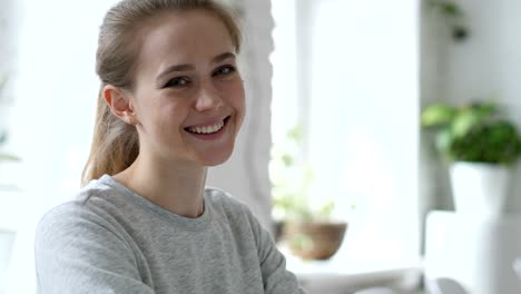 Portrait-of-Smiling-Young-Woman