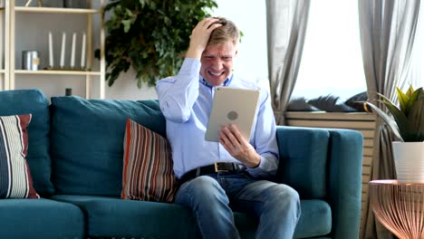 Hombre-usando-tableta-reaccionar-a-la-pérdida-financiera-de-media-edad