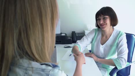 Ginecólogo-dar-conclusión-médica-a-una-mujer-joven