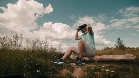 Hombre-en-casco-de-realidad-Virtual-en-la-naturaleza.-Hombre-viendo-360-video