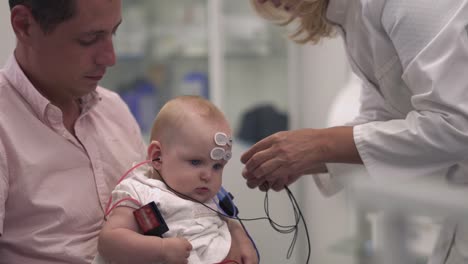 Liebender-Vater-hält-seine-kleine-Tochter-in-Armen-im-Krankenhaus