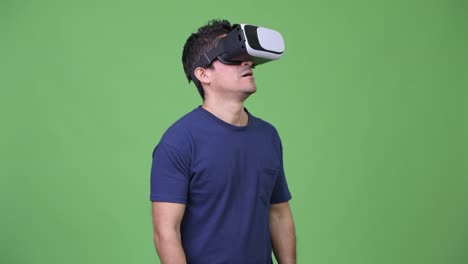 Hispanic-Mann-mit-virtual-Reality-Kopfhörer