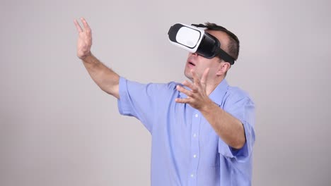 Gafas-de-hombre-que-lleva-la-realidad-virtual-en