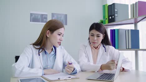 Professionelle-medizinische-Fachkräfte-Team-brainstorming-in-einer-Besprechung.-Team-von-medizinischem-Personal-im-Sitzungssaal-im-Hospital-diskutieren.