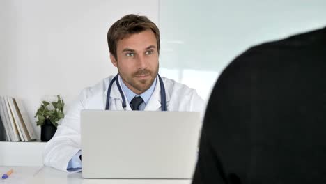 Médico-escucha-al-paciente-y-ayudar-con-los-problemas-de-salud