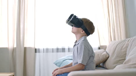 Kleiner-Junge-in-VR-Brille