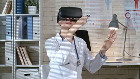 Frau-Doktor-arbeiten-in-VR-Brille