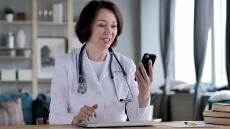 Chat-de-Video-en-línea-por-la-vieja-señora-Doctor-vía-Smartphone