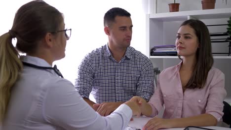 médico-visitante-par-en-clínica-de-fertilidad,-marido-y-esposa-en-la-consulta-del-médico-en-una-sala-médica