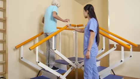 Ältere-Frau-Gang-Training-auf-Treppen-mit-Physiotherapeuten