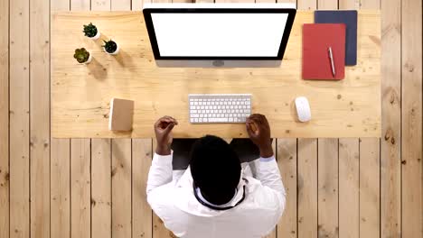 Médico-joven-afroamericano-en-el-trabajo.-Pantalla-en-blanco