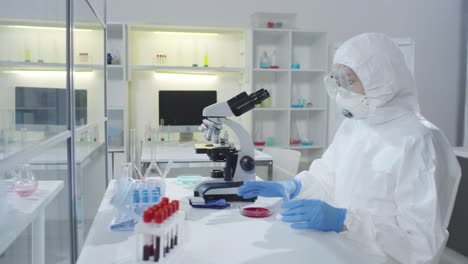 Científico-Médico-Asiático-realizando-investigaciones