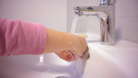 Kinder-waschen-Hände-mit-Seife