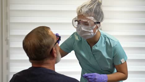 Trabajador-del-hospital-toma-frotis-del-paciente-para-hacer-pruebas-de-coronavirus