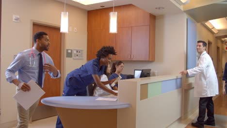 Personal-médico-en-ocupado-estación-de-enfermeras-en-el-Hospital-toma-en-R3D