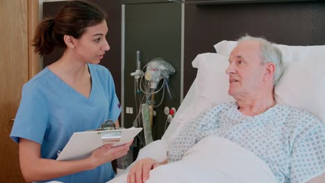 Senior-männlichen-Patienten-und-Arzt-sprechen-In-Krankenhaus-Zimmer