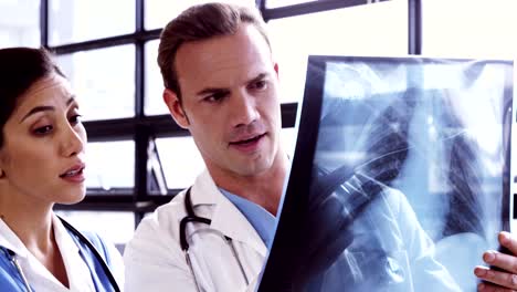 Los-médicos-mirando-juntos-una-radiografía