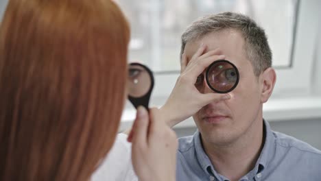 Ojos-del-optometrista-comprobar-paciente