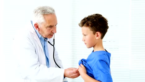 Hombre-médico-examinando-a-un-niño