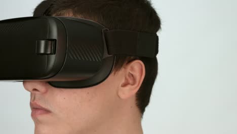 Junger-Mann-tragen-VR-Kopfhörer-und-virtuelle-Realität-erfahren