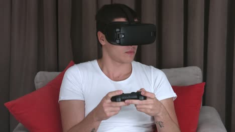 Hombre-joven-de-usar-auriculares-VR-y-jugar-juegos-de-realidad-Virtual-en-casa