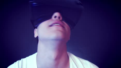 Riendo-la-joven-usa-el-receptor-VR-y-experimentar-la-realidad-Virtual