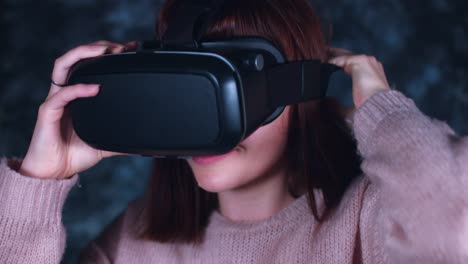 4-k-Aufnahme-einer-Frau-mit-Virtual-Reality-Kopfhörer-beobachten-und-lachen