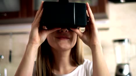 Hermosa-mujer-joven-atractiva-en-una-camiseta-blanca-con-gafas-de-realidad-virtual.-Cocina-de-la-mañana