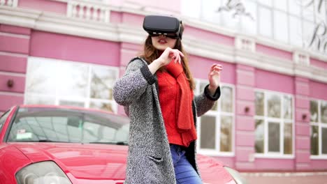 mujer-usa-unas-gafas-de-realidad-virtual-en-la-calle