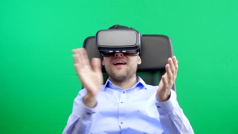 Man-in-Virtual-Reality-Glasses.-Green-screen.