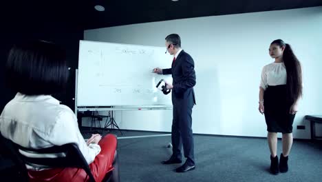 Geschäftsmann-sagt-zeigen-Diagramme-auf-einem-whiteboard
